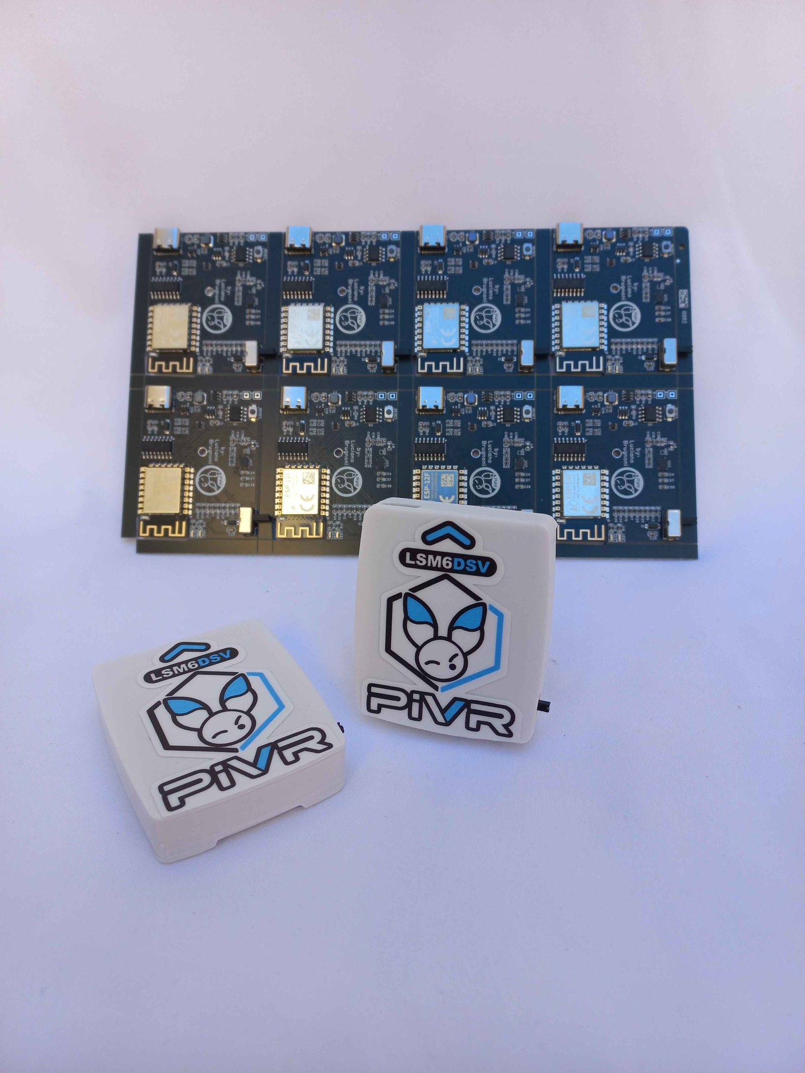 Trackers PiVR junto a un avatar de realidad virtual